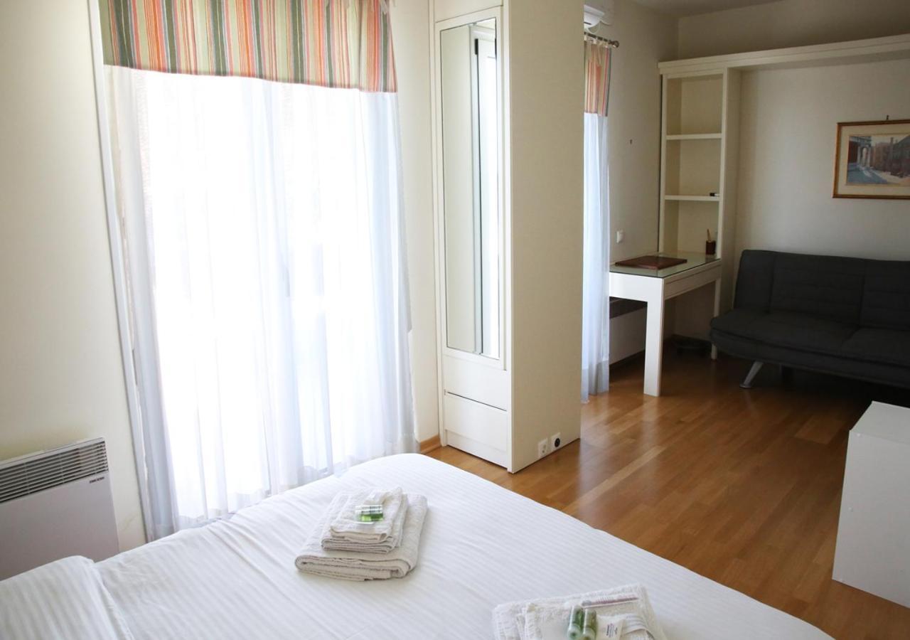 Penthouse -Breathtaking Sea View-Just On The Beach 루트라키 외부 사진